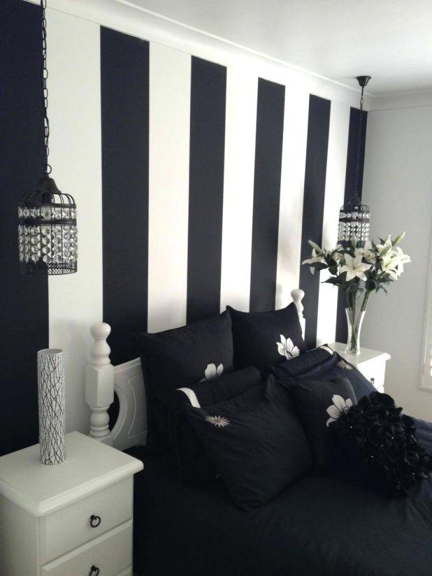 Un dormitorio moderno en blanco y negro