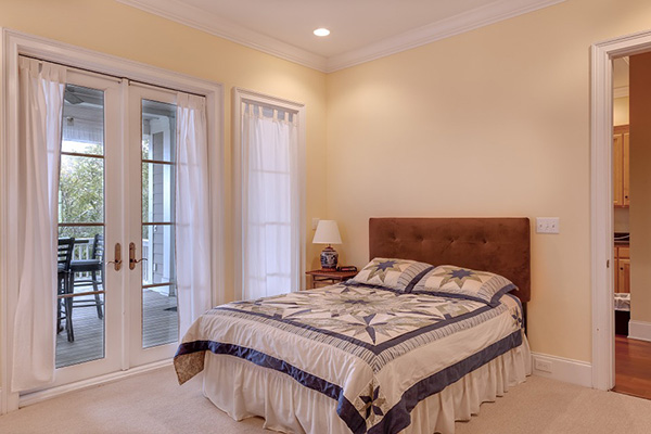 Un dormitorio cálido pintado de vainilla
