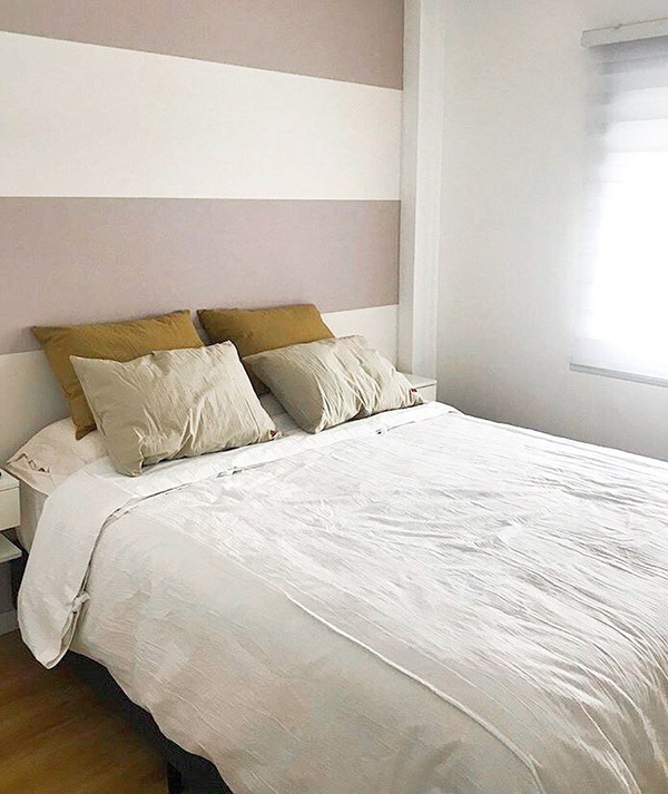 Un dormitorio cálido pintado a rayas 