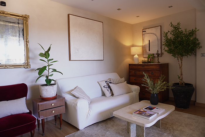 Hacer casa más elegante con un mueble al lado del sofá