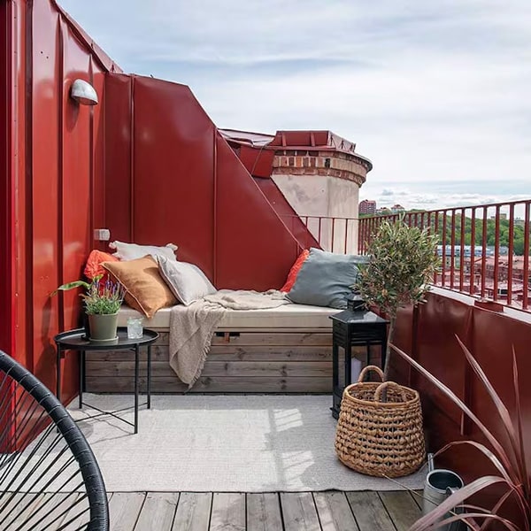 Pequeña terraza con almacenaje y cestas de mimbre