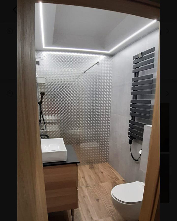 Un cuarto de baño industrial moderno