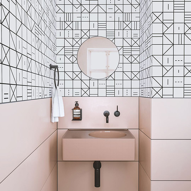 Un baño de diseño rosa