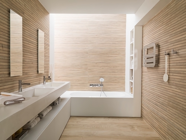 Un cuarto de baño sin azulejos revestido con listones de madera