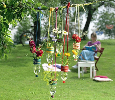 hermosas ideas para decorar el jardín con botellas recicladas