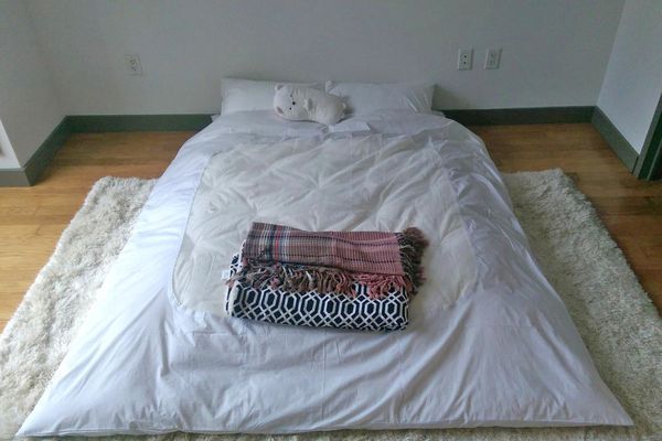 Dormitorios con la cama a ras de suelo que invitan a imitarlos