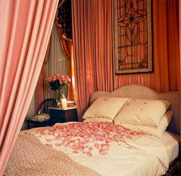 7 Ideas de cómo decorar la cama con pétalos de rosas