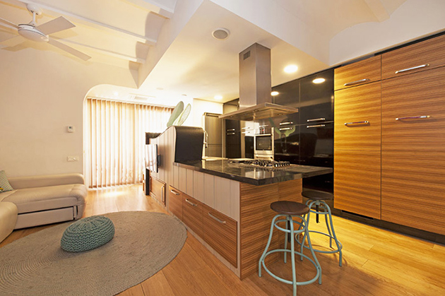 Una cocina moderna a dos colores, dos tonos: negro y madera