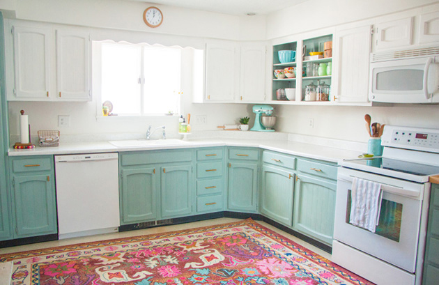 Una cocina moderna a dos colores, dos tonos: Azul y blanco