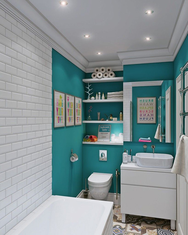 Un baño pintado de turquesa con azulejos blancos