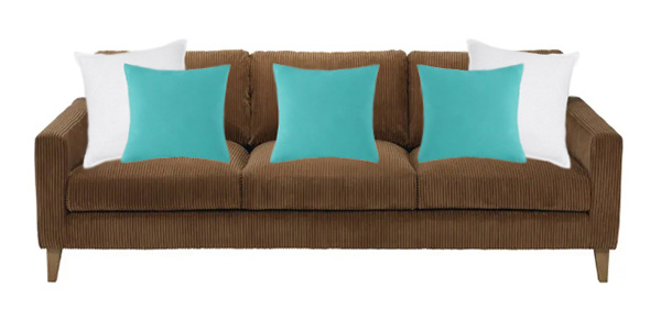Cojines que combinan muy bien en un sofá marrón - Mil Ideas de Decoración