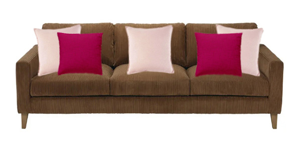 Cojines que combinan muy bien en un sofá marrón - Mil Ideas de Decoración