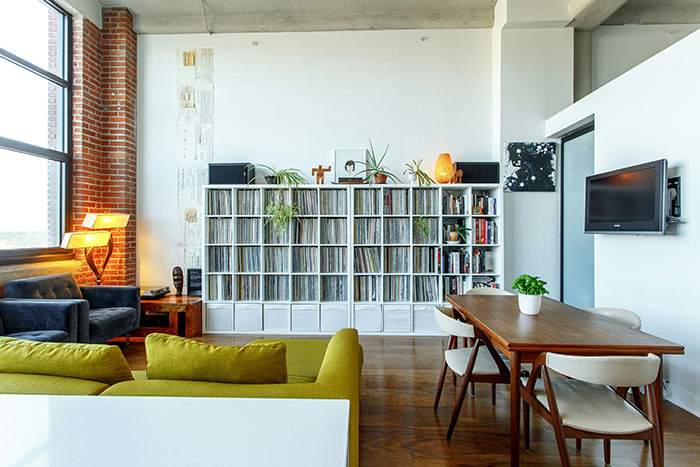 Estantería librería con plantas