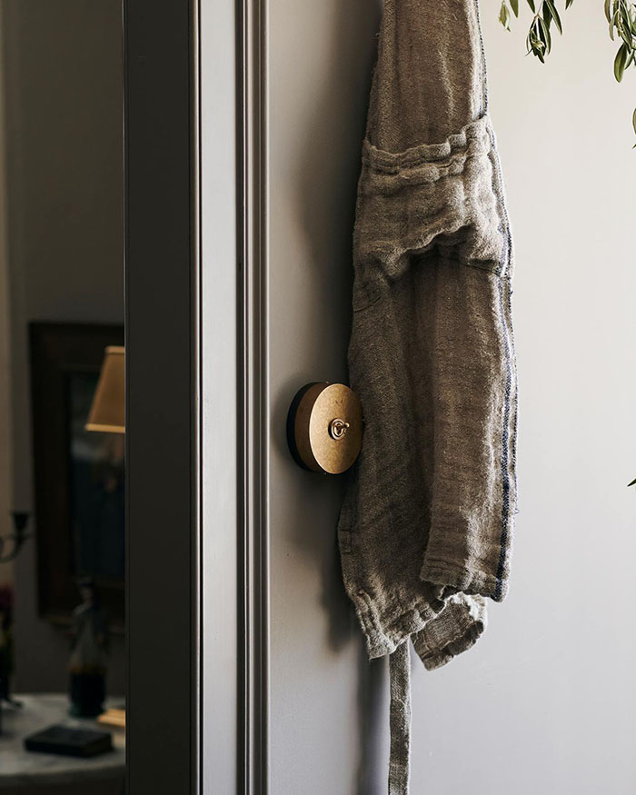 Pequeños detalles como bonitos interruptores, picaportes, pomos, barras de cortinas son los que embellecen el hogar