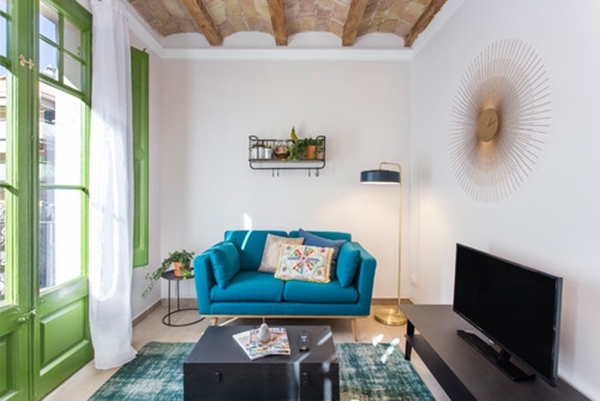 Una sala pequeña y sencilla con acentos de color azul y verde