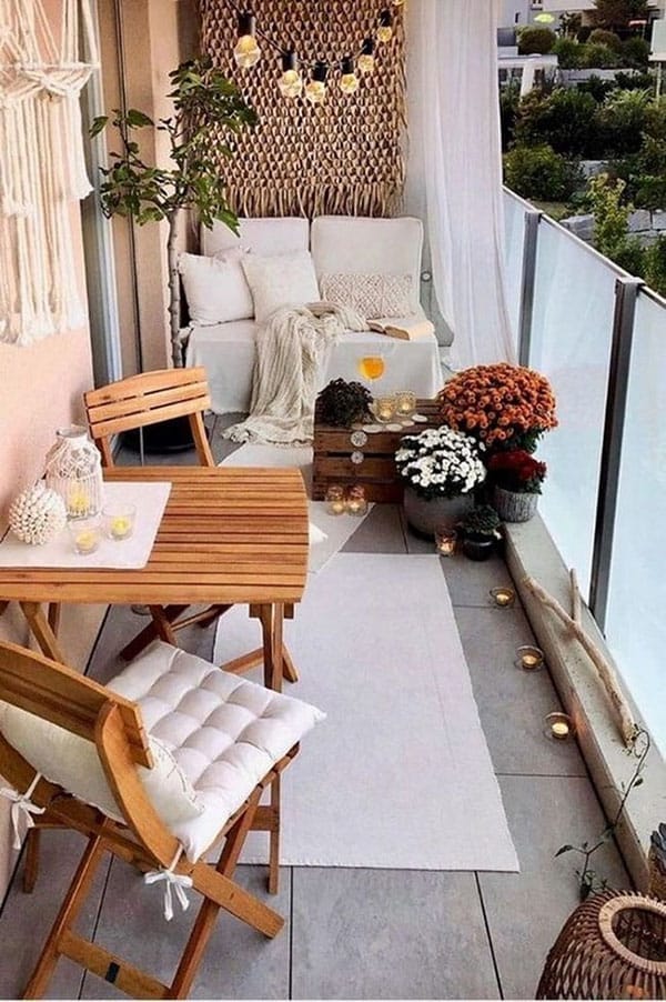 Terraza decorada con textiles en tonos neutros