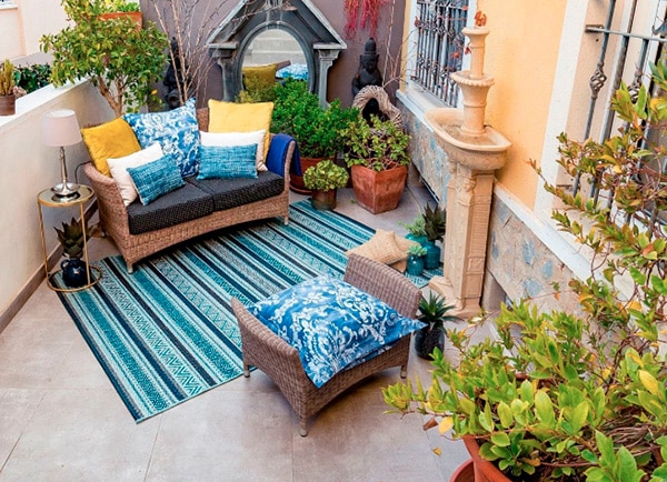 Terraza decorada con textiles de exterior