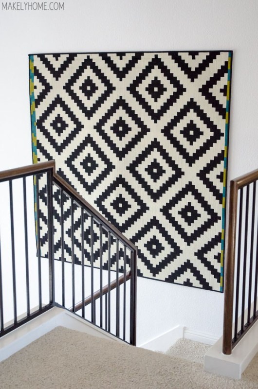 Tiro de escalera decorado con una alfombra