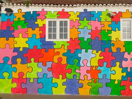 Fachada casa pintada por fuera de puzzle