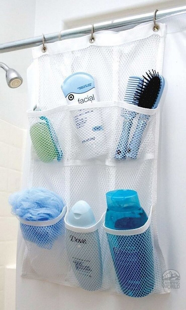Soluciones de almacenamiento para baños pequeños, un soporte de tela colgante para la cortina de la ducha