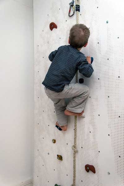 Beneficios de incluir una pared de escalada infantil en casa - DecoPeques
