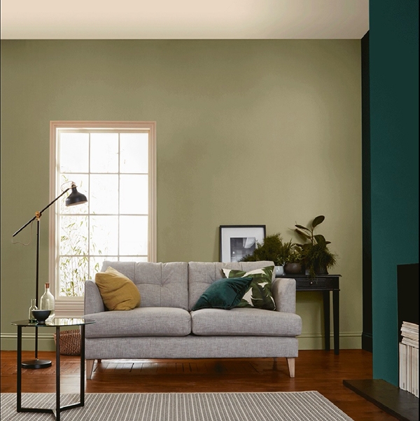 Un salón pintado a dos tonos de verde