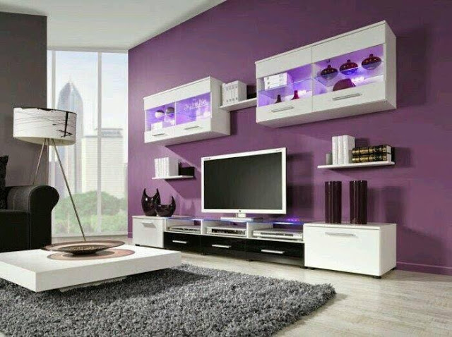 Un salón morado con muebles blancos