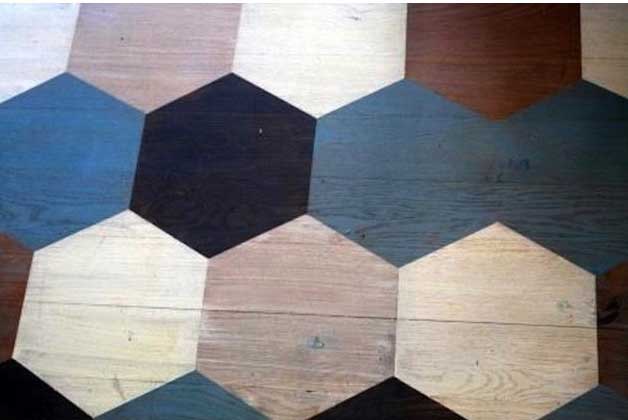 Suelo de madera pintado en un patrón geométrico