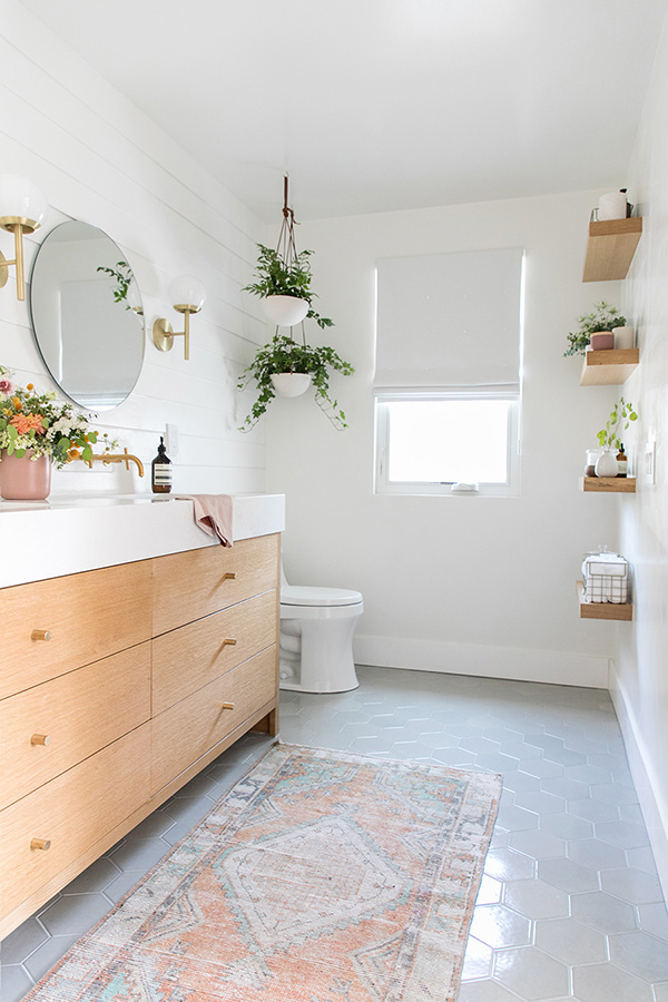 Un baño decorado con plantas.