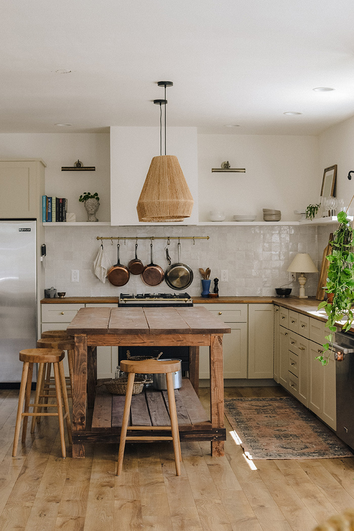 7 taburetes altos para cocinas modernas y estilosas que están rebajados y  darán el toque chic a tu cocina
